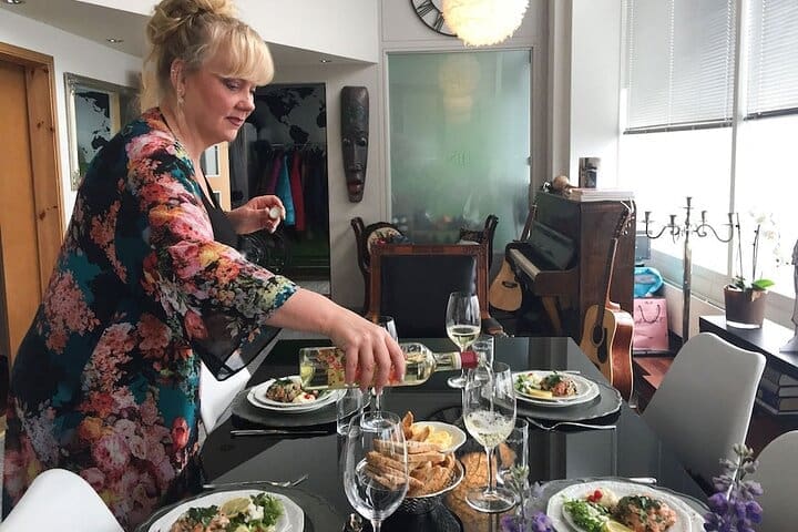 Clase de cocina islandesa en el centro de Reykjavik con anfitriones musicales