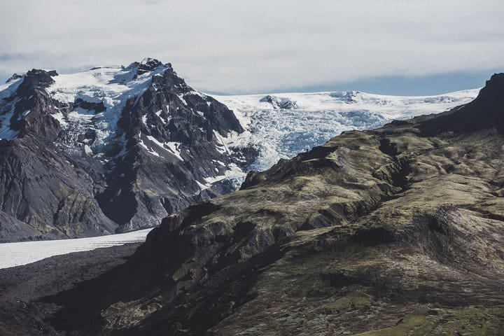 Vuelo en avión sobre lagunas glaciares y el pico más alto de Islandia